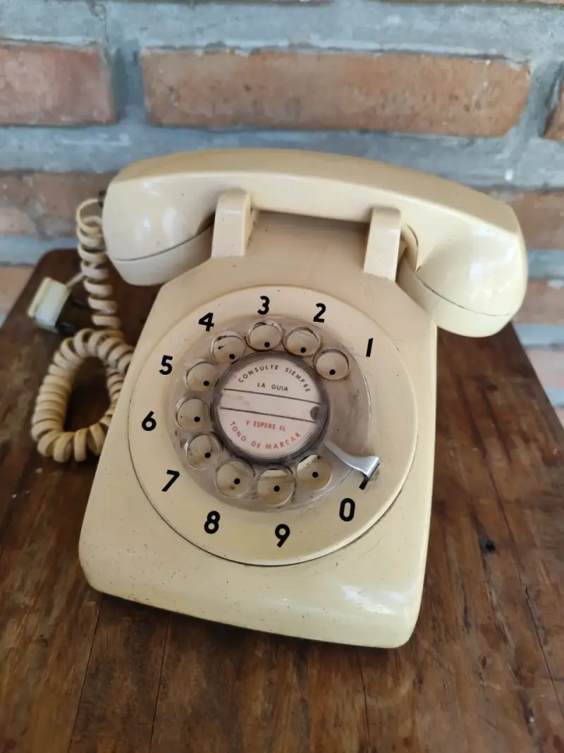 Teléfono antiguo de disco beige - 1