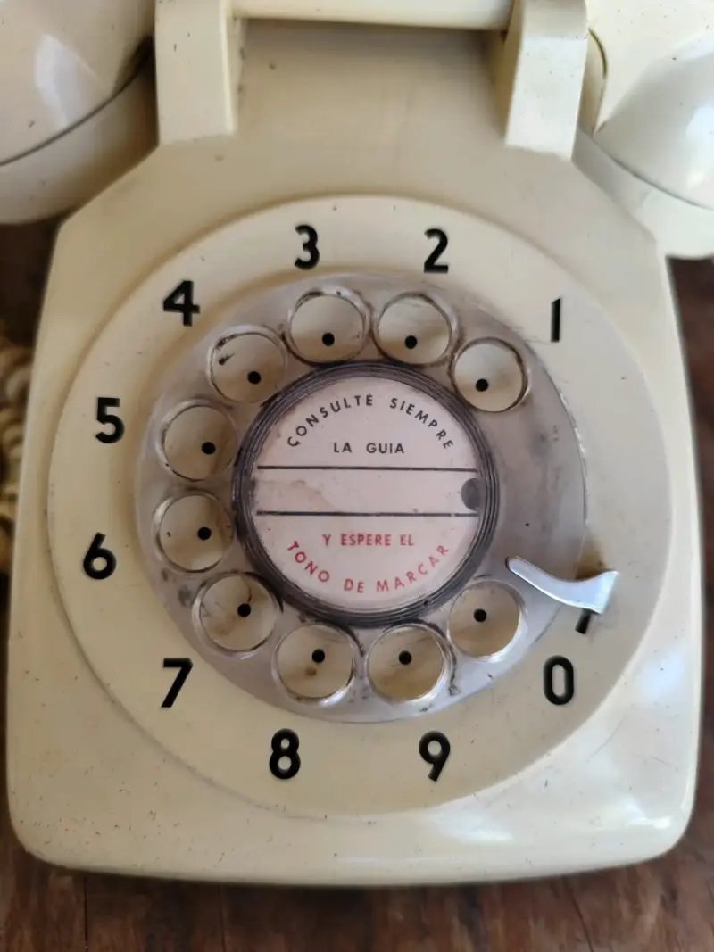 Teléfono antiguo de disco beige - 2