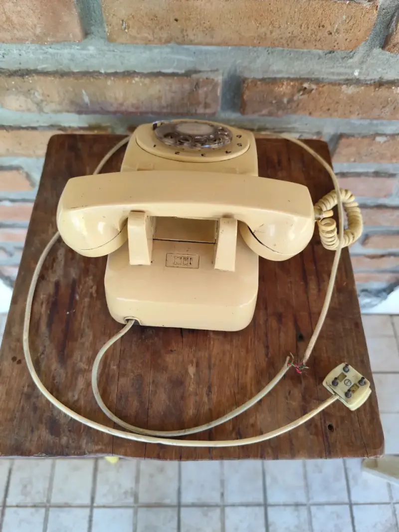 Teléfono antiguo de disco beige - 3