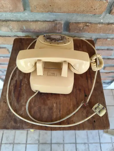 Teléfono antiguo de disco beige - miniatura 3