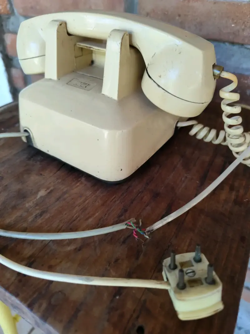 Teléfono antiguo de disco beige - 4
