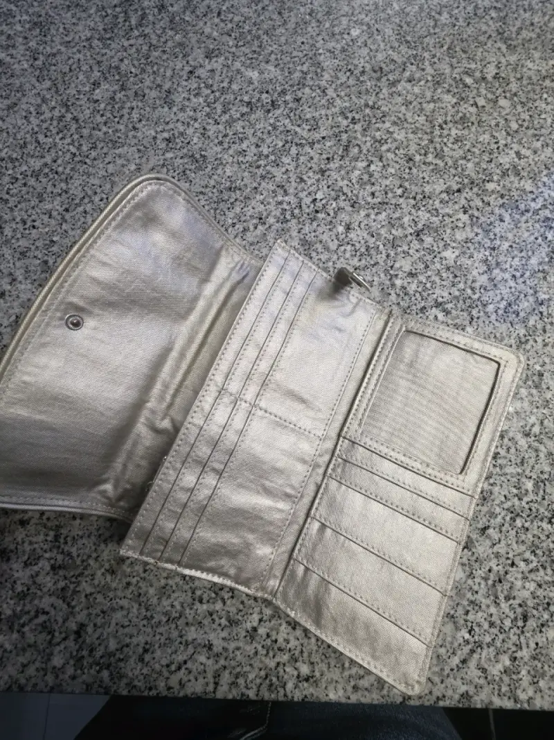 Billetera metálica marca Kipling - 2