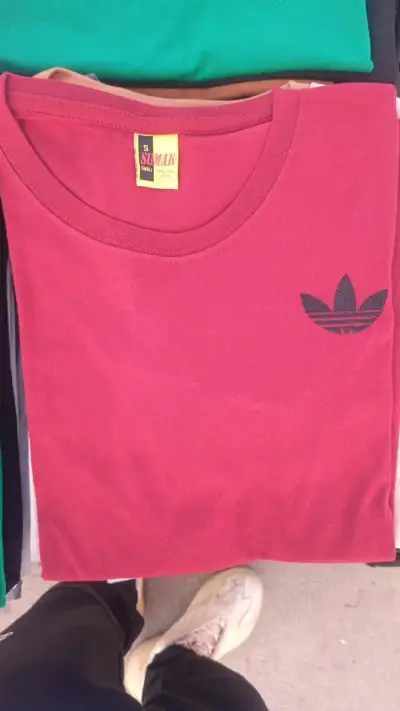 Polera de algodón roja con logo bordado - miniatura 1