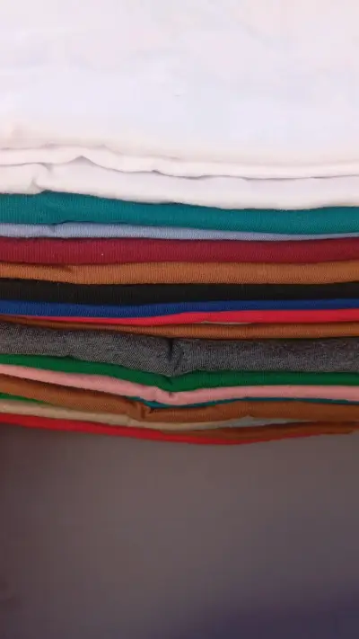 Polera de algodón roja con logo bordado - miniatura 5