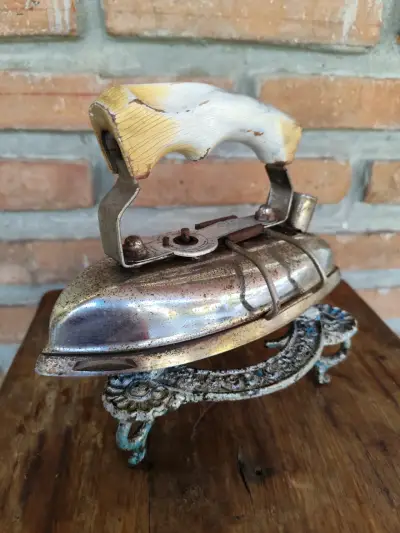 Plancha de Hierro Antiguo con Base Decorativa - miniatura 1