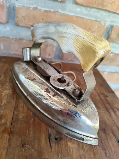Plancha de Hierro Antiguo con Base Decorativa - miniatura 3