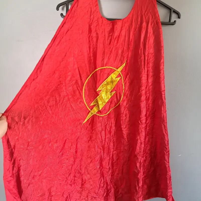 Capa roja de disfraz con logo de rayo - 1