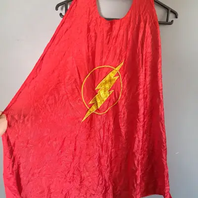 Capa roja de disfraz con logo de rayo - miniatura 1
