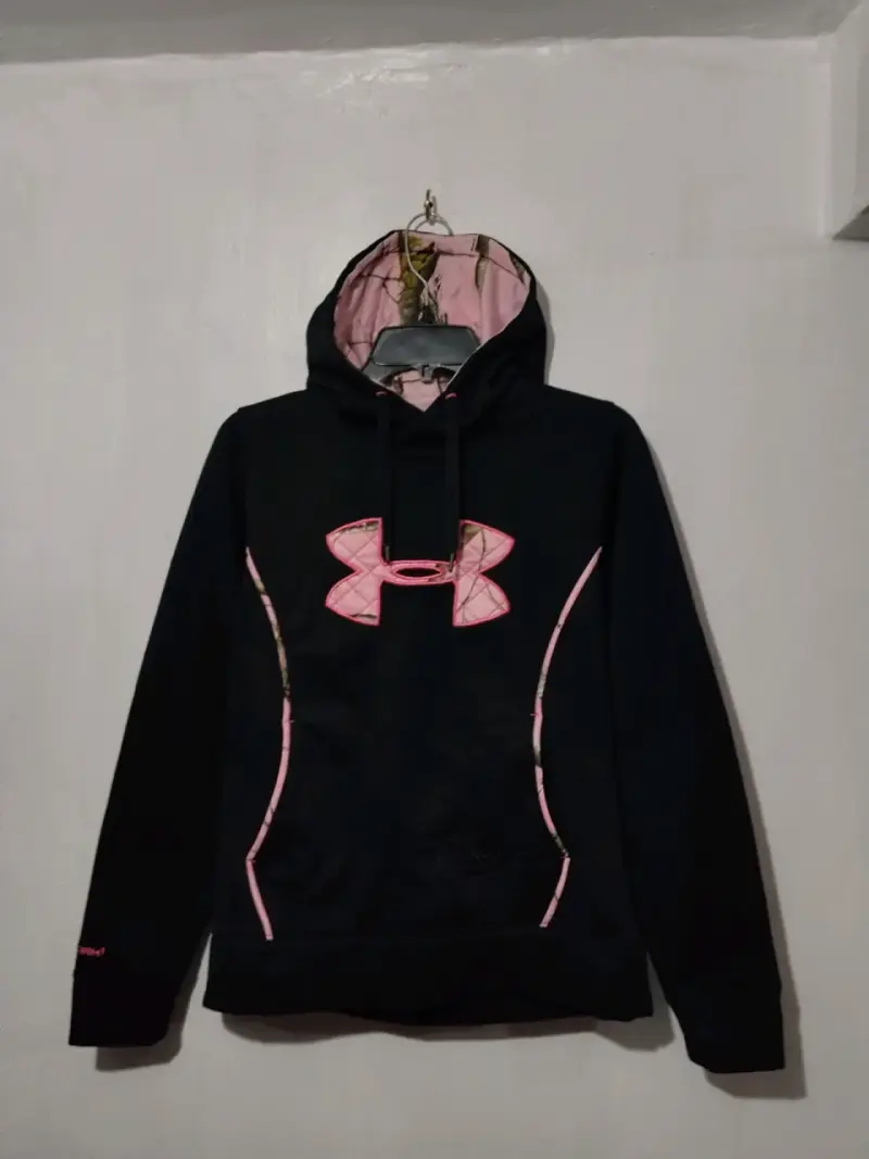 Polerón con capucha Under Armour negro y rosado - 1