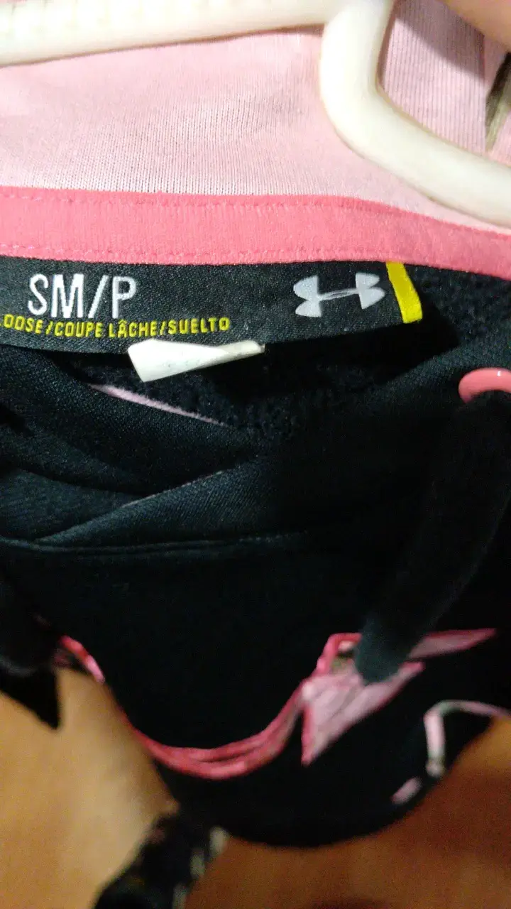 Polerón con capucha Under Armour negro y rosado - 5