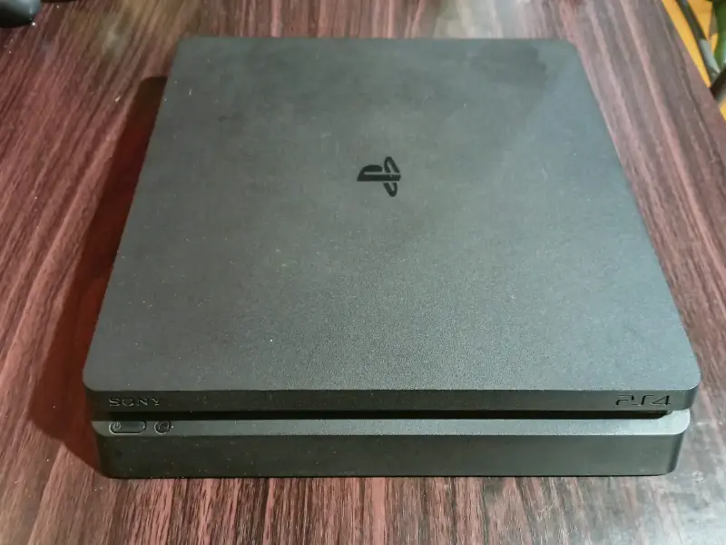 Consola Sony PlayStation 4 con dos controles - 1
