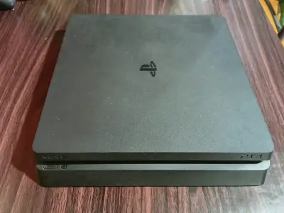 Consola Sony PlayStation 4 con dos controles - miniatura 1