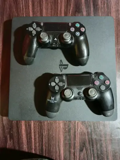 Consola Sony PlayStation 4 con dos controles - miniatura 2
