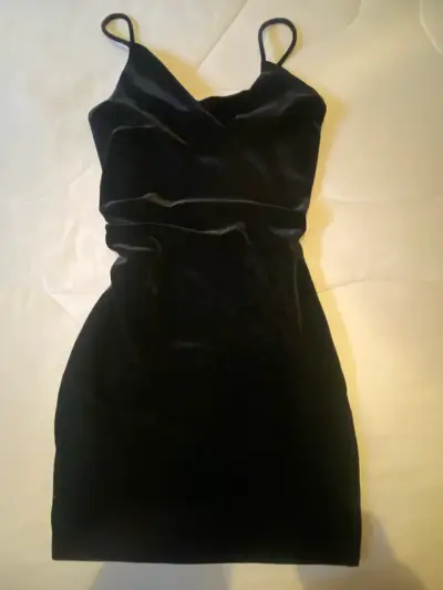 Vestido negro de terciopelo con tirantes - miniatura 1