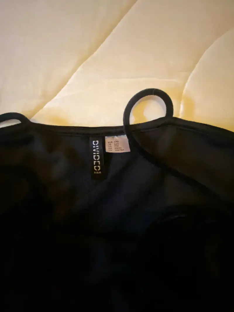 Vestido negro de terciopelo con tirantes - 2