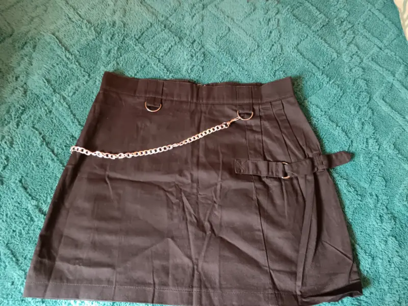 Falda negra con cadena decorativa - 1