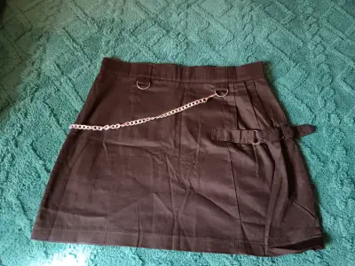 Falda negra con cadena decorativa - miniatura 2