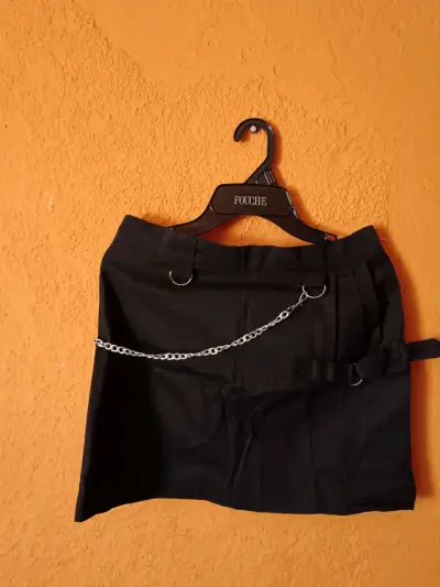 Falda negra con cadena decorativa - miniatura 3