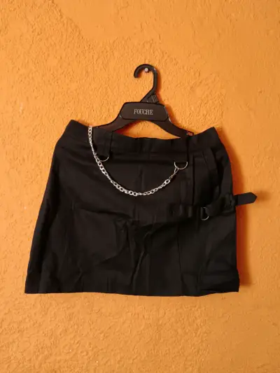 Falda negra con cadena decorativa - miniatura 4
