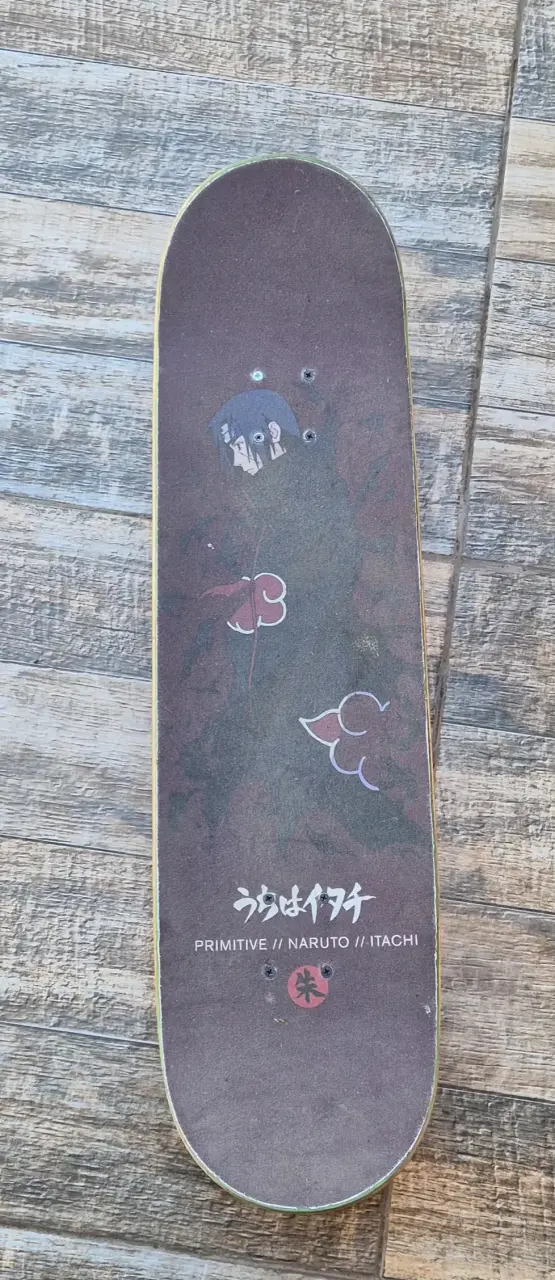 Skateboard con diseño de calaveras y stickers - 2