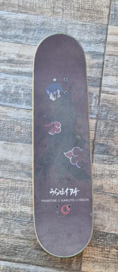 Skateboard con diseño de calaveras y stickers - miniatura 2