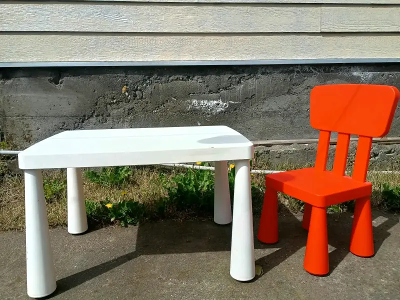 Mesa y silla infantil de plástico blanco y rojo