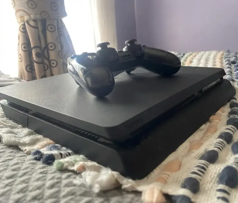 Consola PlayStation 4 Slim con Control - 1