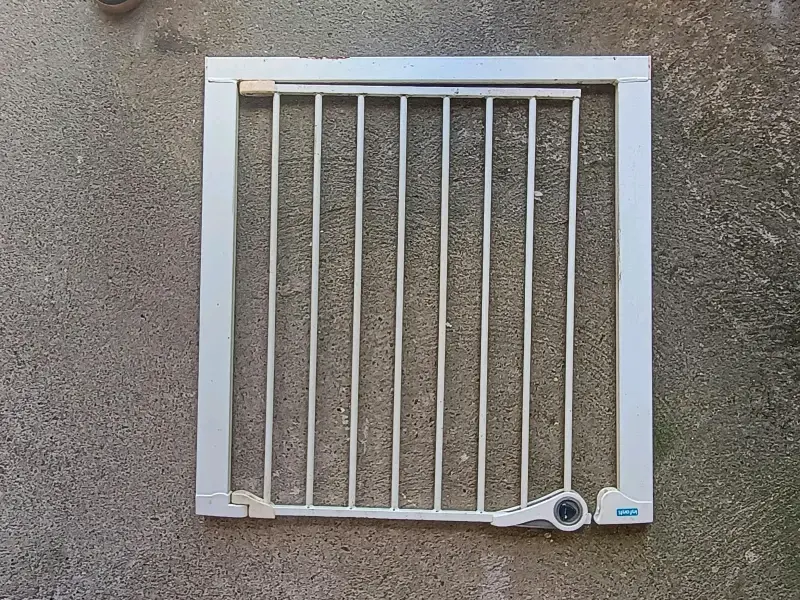 Reja de seguridad para niños metálica blanca