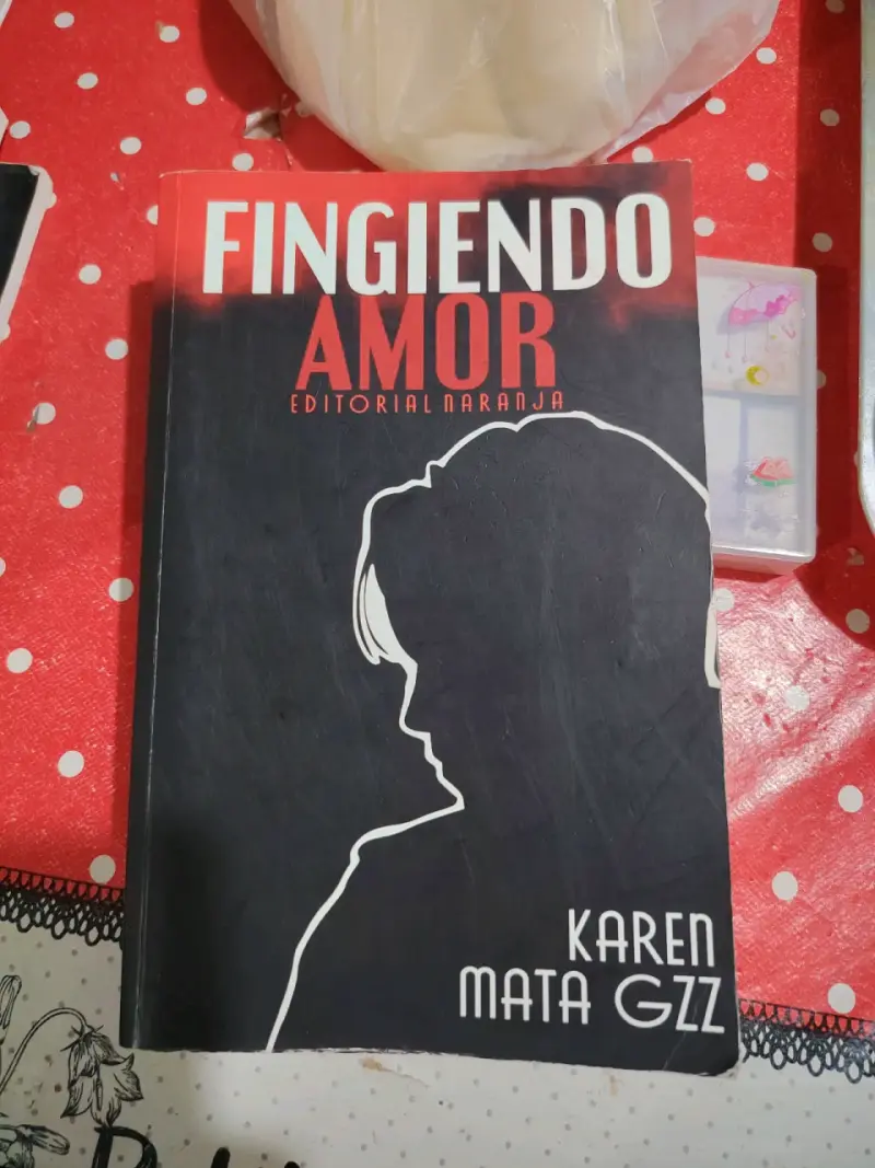 Libro 'Fingiendo Amor' de Karen Mata Gzz