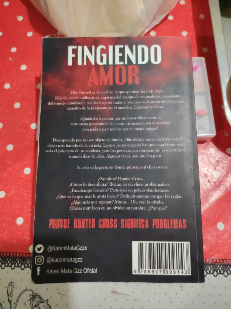 Libro 'Fingiendo Amor' de Karen Mata Gzz - 2