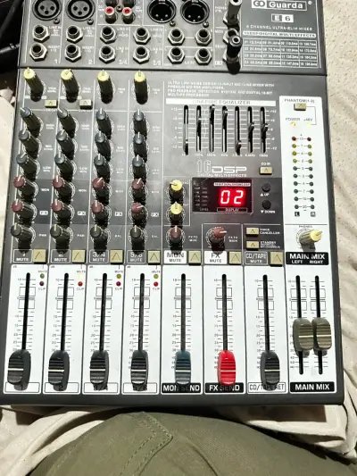 Mezclador de Audio Behringer y Micrófono Samson - miniatura 1