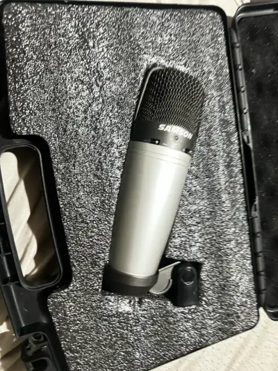 Mezclador de Audio Behringer y Micrófono Samson - miniatura 2