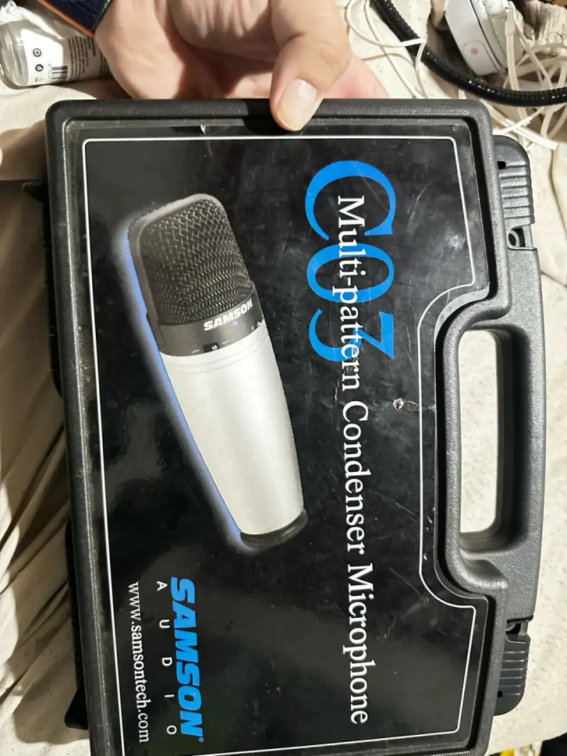 Mezclador de Audio Behringer y Micrófono Samson - 3