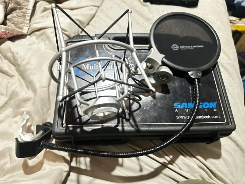Mezclador de Audio Behringer y Micrófono Samson - 4