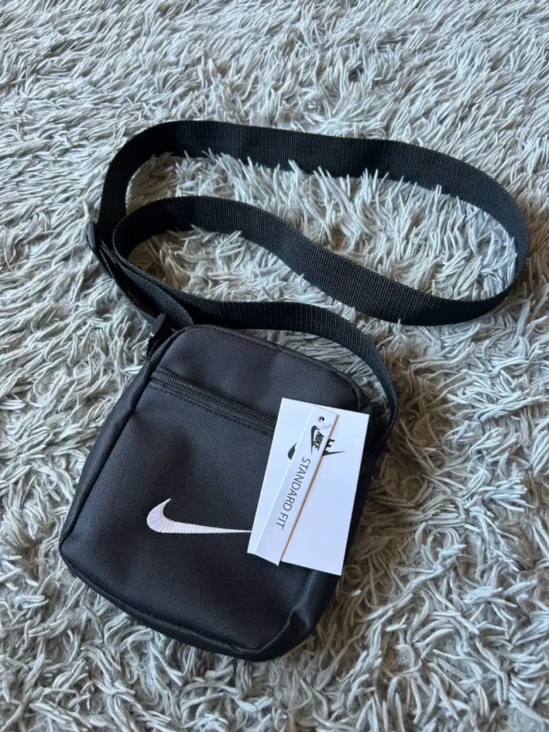 Bandolera Nike negra con logo - 1