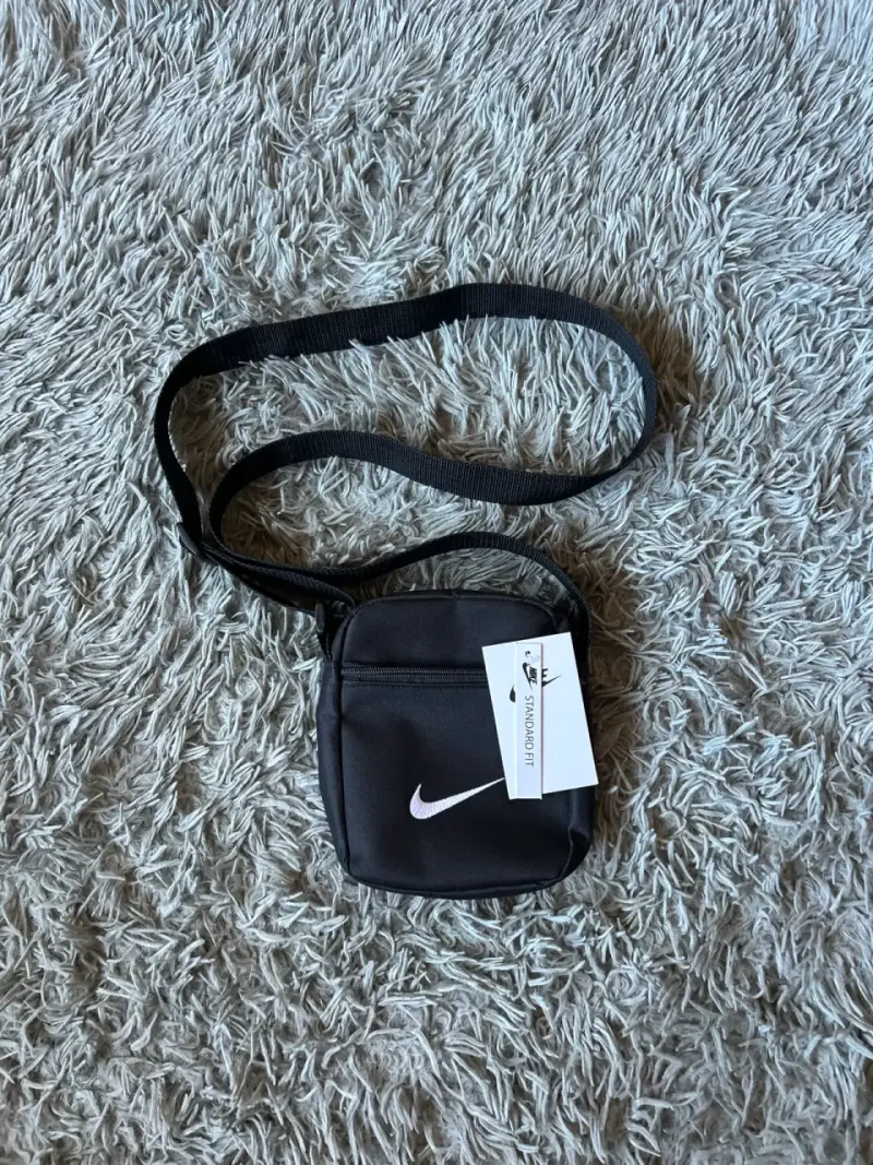Bandolera Nike negra con logo - 2