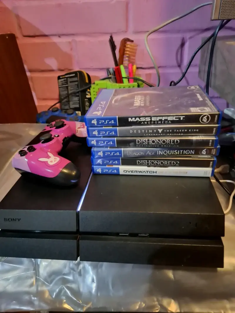 Consola PS4 con juegos y control rosa - 1