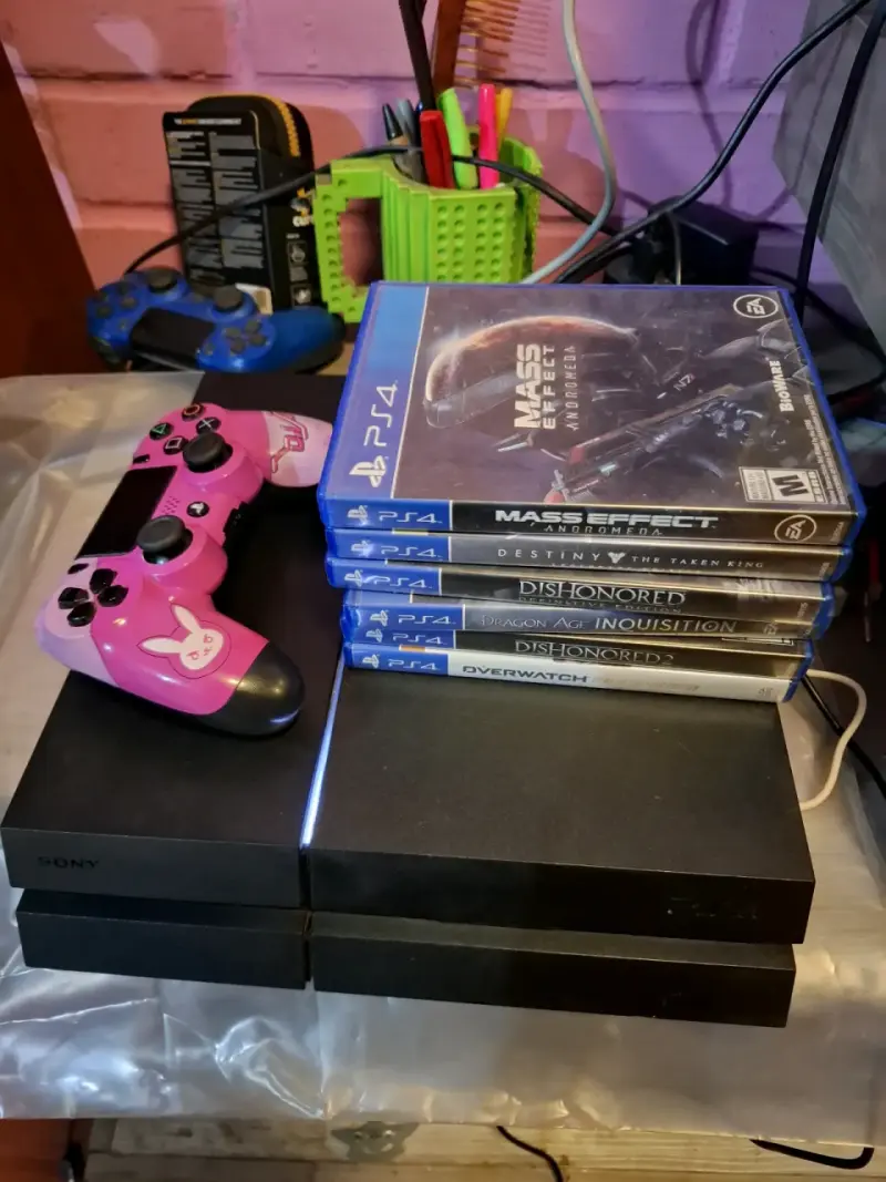 Consola PS4 con juegos y control rosa - 2