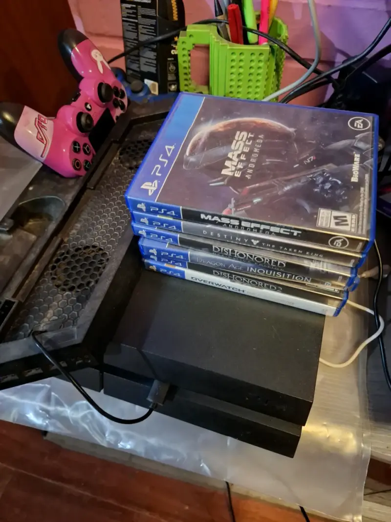Consola PS4 con juegos y control rosa - 3