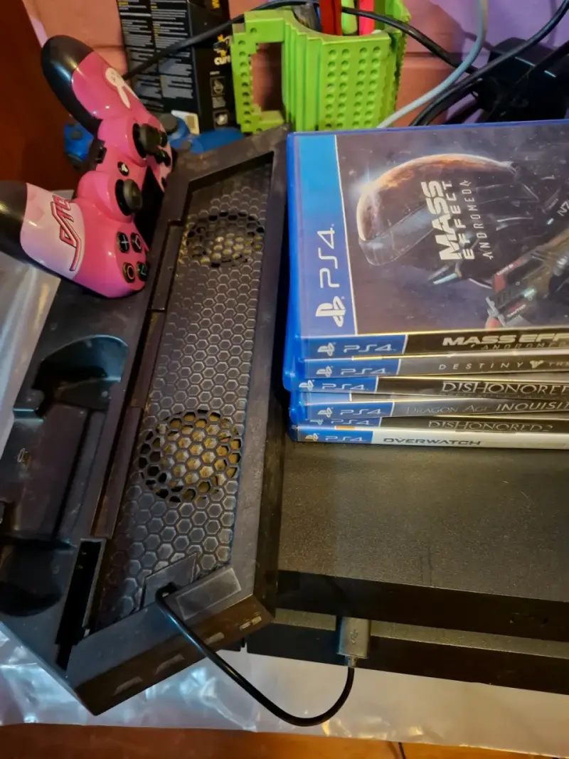 Consola PS4 con juegos y control rosa - 4