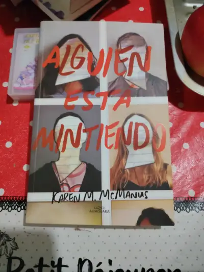 Libro 'Alguien Está Mintiendo' de Karen M. McManus - miniatura 1