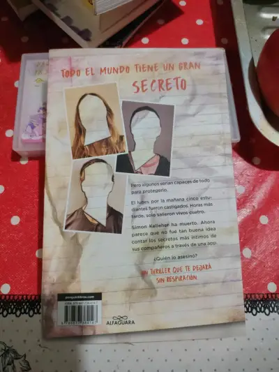 Libro 'Alguien Está Mintiendo' de Karen M. McManus - miniatura 2
