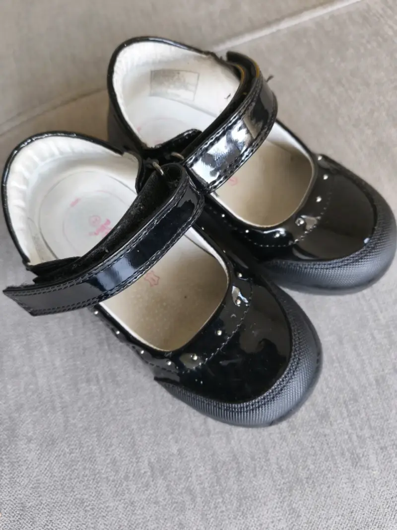 Zapatos de charol negro para niña con velcro - 1