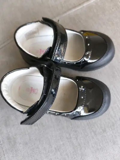 Zapatos de charol negro para niña con velcro - miniatura 2