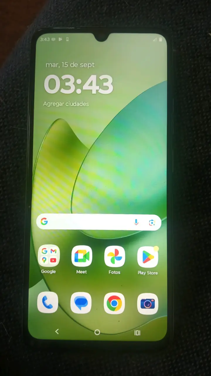 Smartphone verde con doble cámara trasera - 1