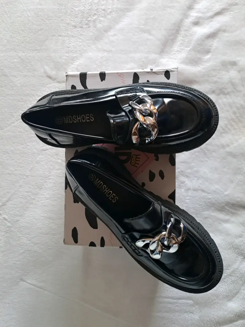 Mocasines negros de charol con cadena MD Shoes - 1