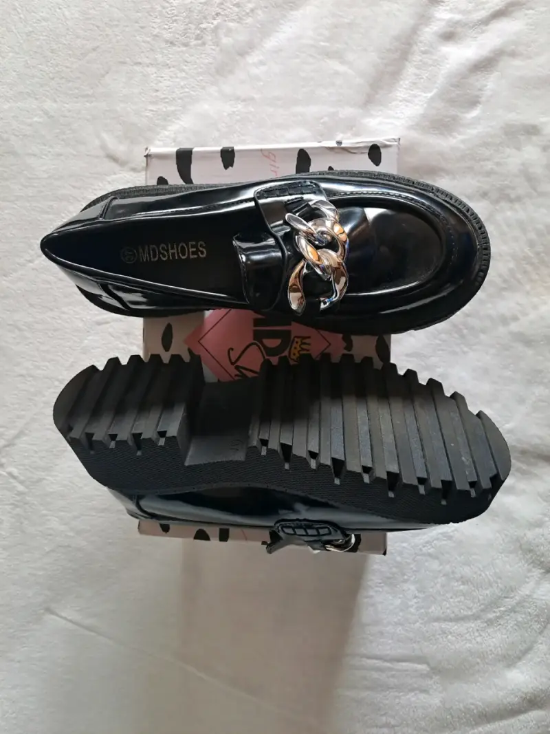 Mocasines negros de charol con cadena MD Shoes - 2