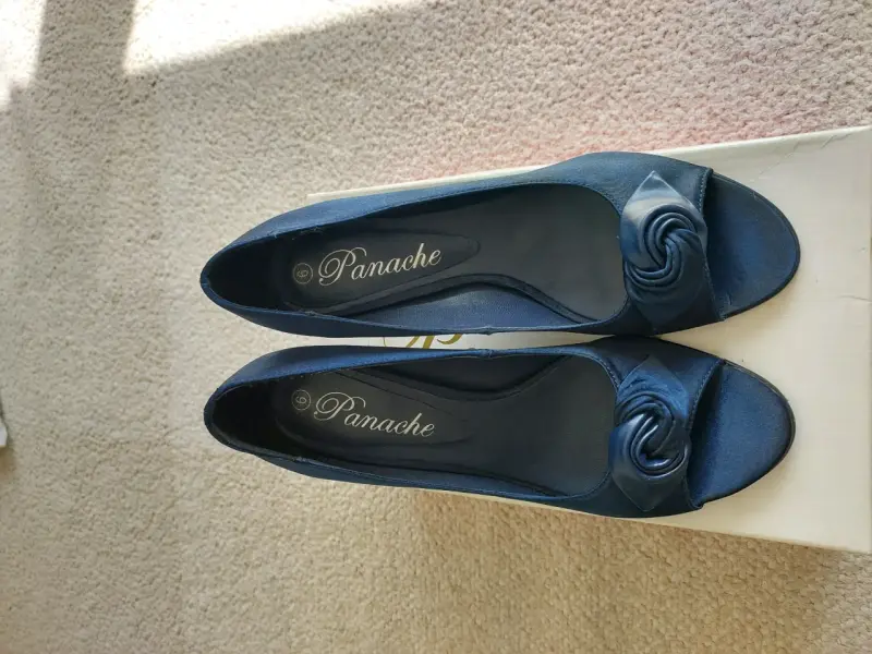 Zapatos de tacón azul Panache con detalle floral - 1