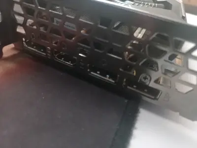 Tarjeta gráfica Gigabyte con triple ventilador - miniatura 1