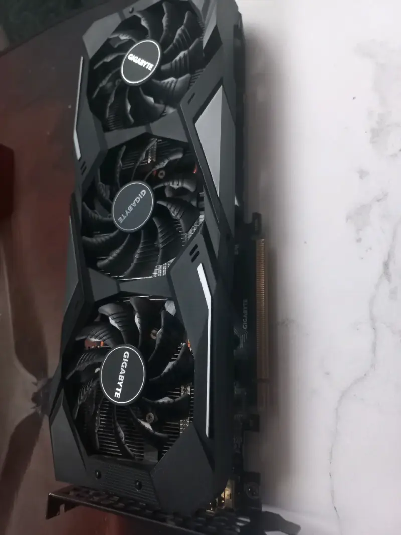 Tarjeta gráfica Gigabyte con triple ventilador - 2